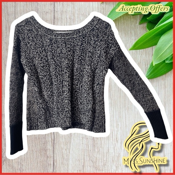 American Eagle Outfitters Sweaters - American Eagle Outfitters - Sz XS - sweater w/ knithole rows in front - see pics
